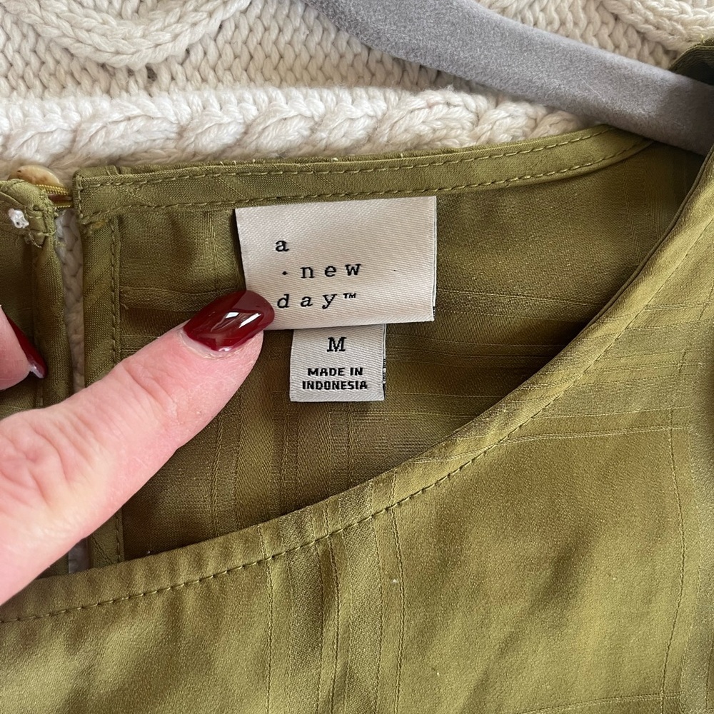 A New Day Brand Rich Olive Short Sleeve Blouse Size Medium - Picture 5 of 10